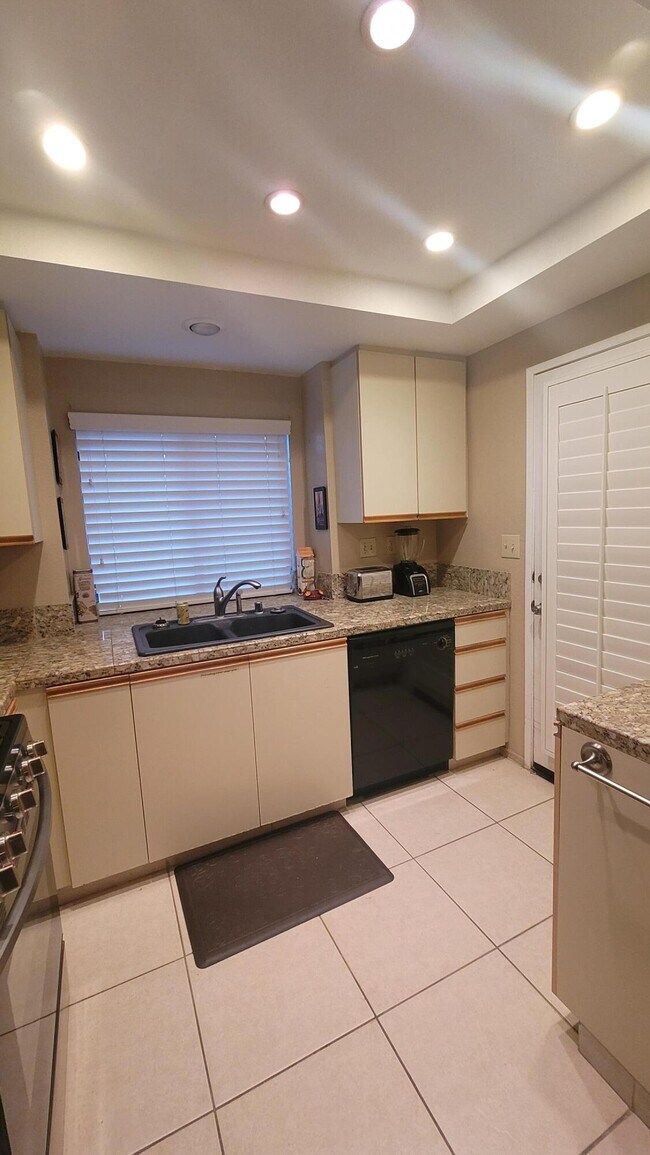 Building Photo - 68111 Lakeland Dr