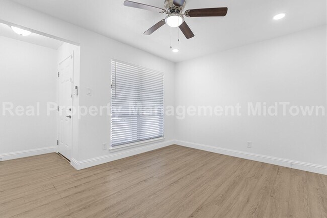 Foto del edificio - 512 Livingston Dr