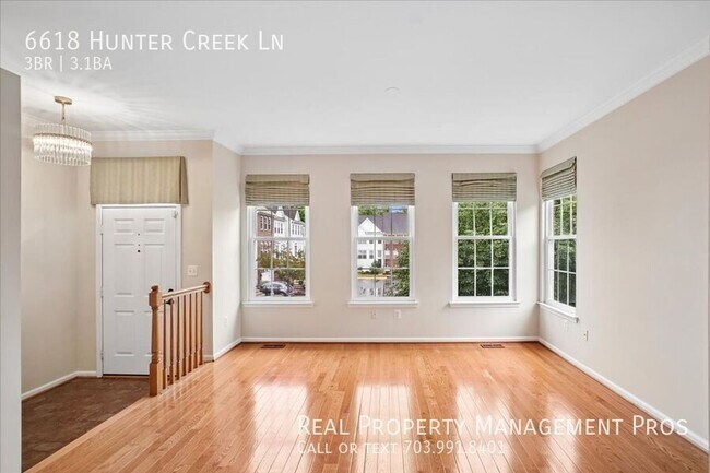 Foto del edificio - 6618 Hunter Creek Ln