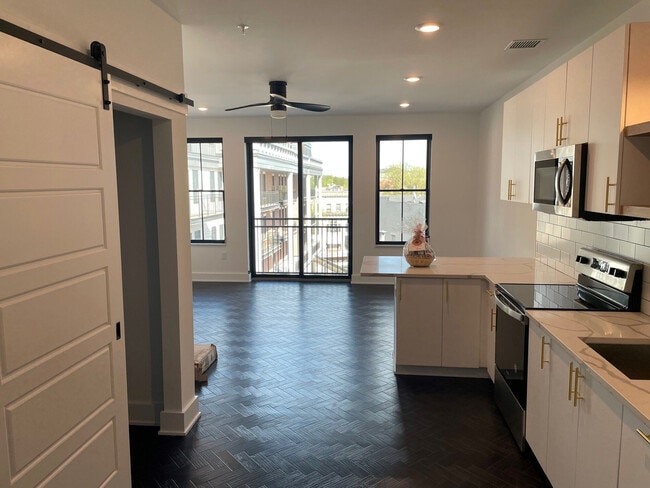 Interior Photo - BROADWAY 385