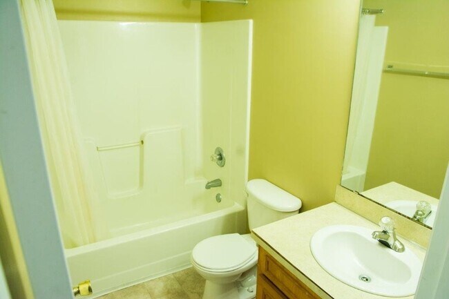 Building Photo - 3 Bed 2 Bath 2 Car Garage - North Columbus