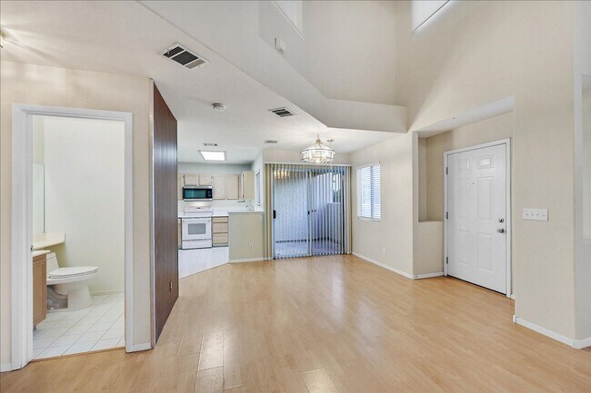 Foto del edificio - 2 Bedroom, 2 1/2 bath Townhome