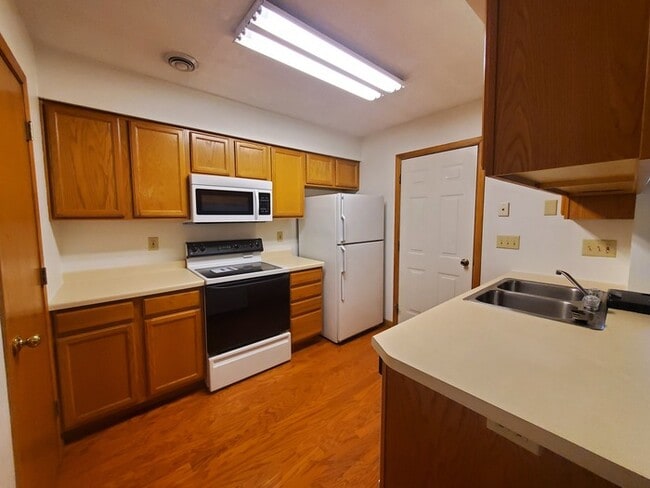 Building Photo - Meadowbrook Townhomes