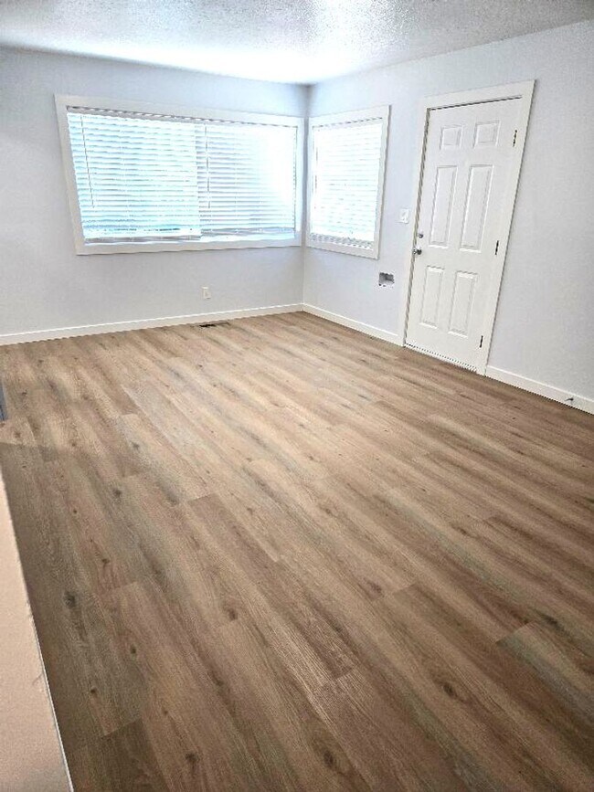 Building Photo - 110- ( P )