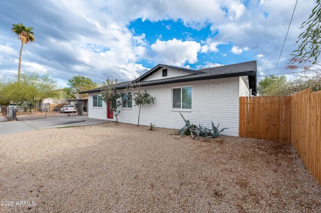 Building Photo - 10947 W Mohave St