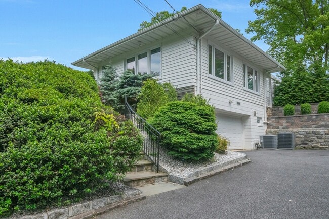 Foto del edificio - 136 Fox Meadow Rd