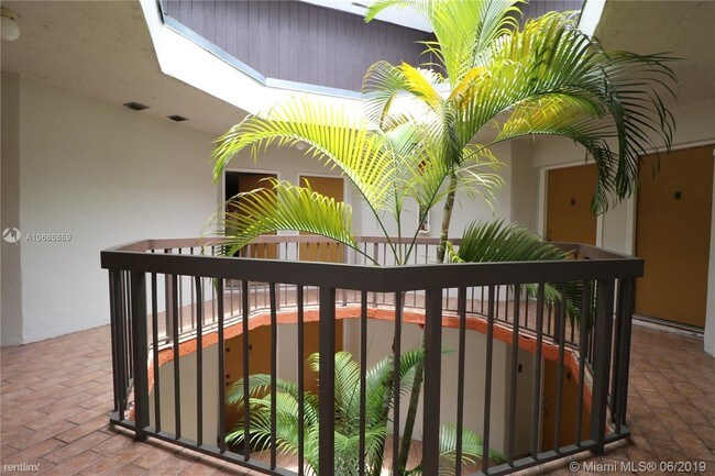 Building Photo - 9429 Fontainebleau Blvd