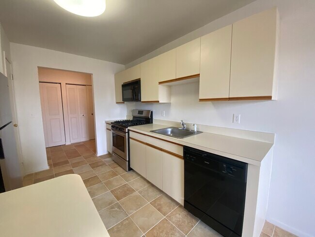 Building Photo - 56 Riverview Ct