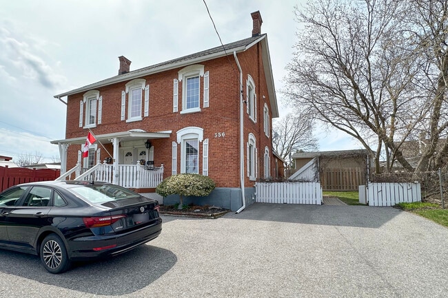Building Photo - Fantastic One-Bedroom Legal Apartment for ...