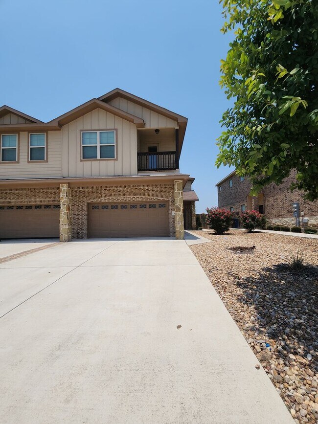Building Photo - Large 3/2.5/2 in Creekside Crossing! Game Room + Balcony! Fridge Included / CISD