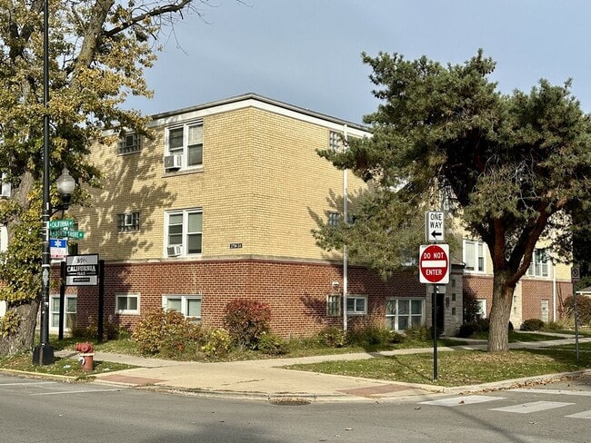 Building Photo - 2750 W North Shore Ave