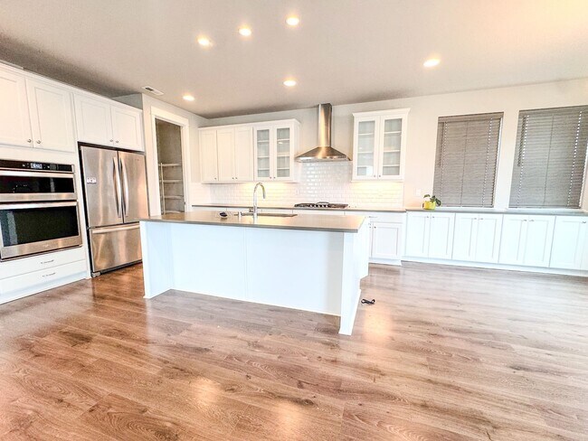 Foto del edificio - New 4 bed with bedroom and bath on main floor
