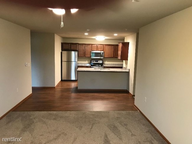 Building Photo - W206N16010 Stonebrook Dr