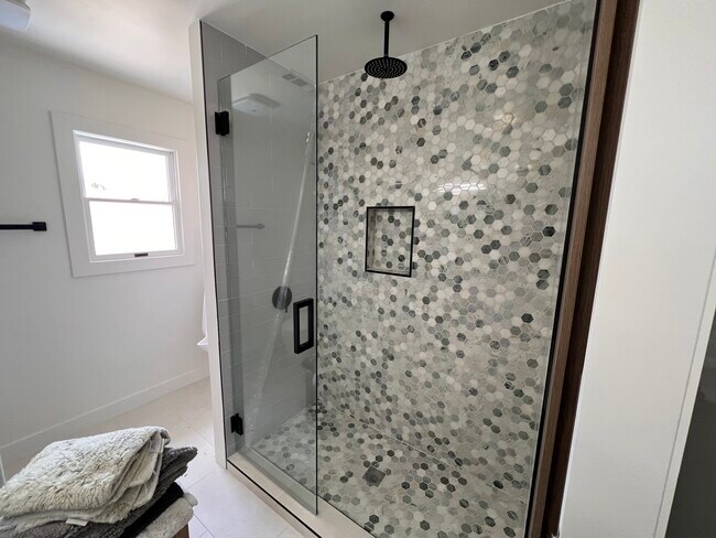 GUEST BATH/ SHOWER - 2005 N Meadows Ave