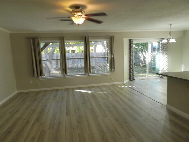 Foto del edificio - 1701 Azalea Dr