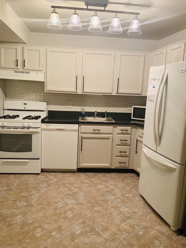 Foto del edificio - Beautiful 1 BR/1 BA Condo in North Creek P...