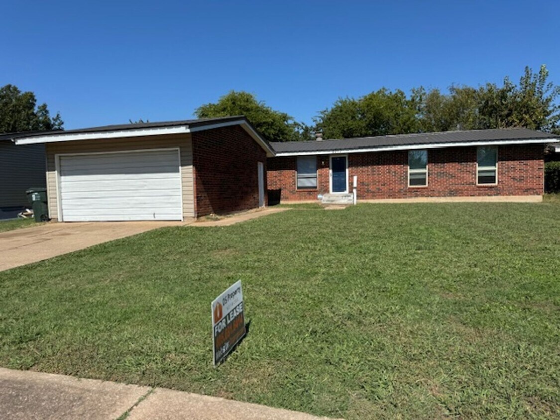 Primary Photo - All New Inside, 3 bed 2 bath , no carpet, ...
