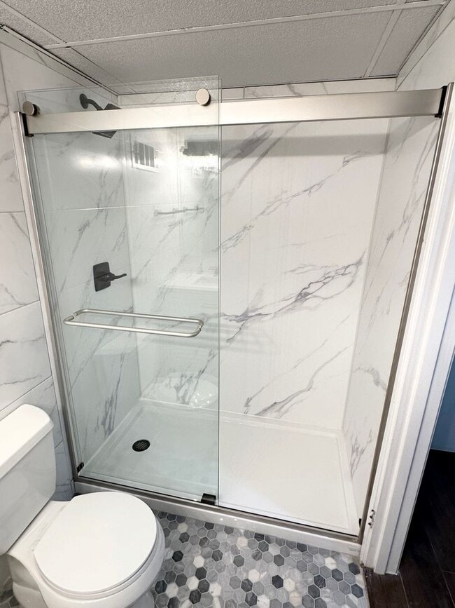 Foto del edificio - FURNISHED Studio @ University Towers Available FALL 2026!