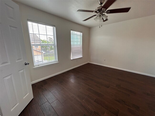Foto del edificio - 6837 Larkstone St
