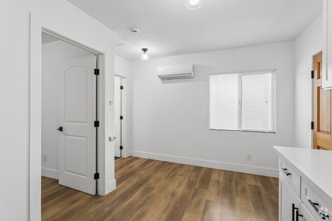 1 dormitorio, 1 baño - 300 pies cuadrados - Sala de estar - 2519 E. Monroe St.