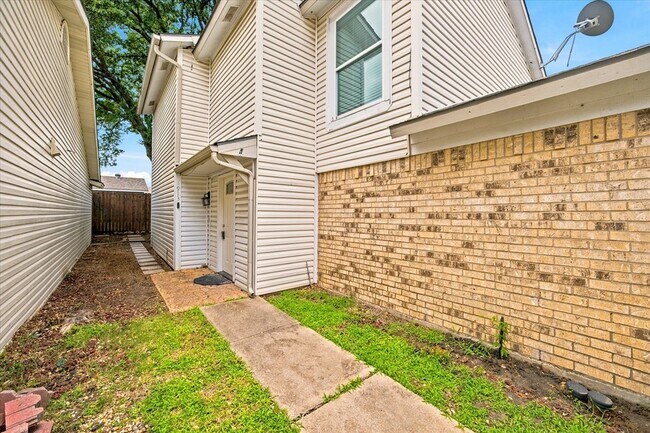 Building Photo - 4913 Burlingame Dr