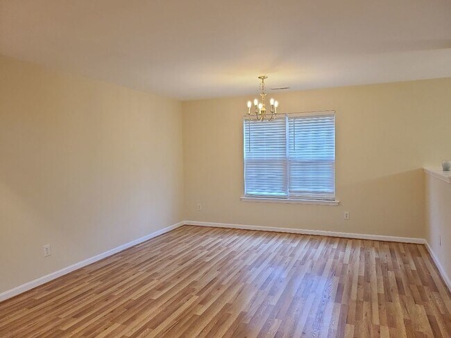 Foto del edificio - Four Bedroom House in Good Location