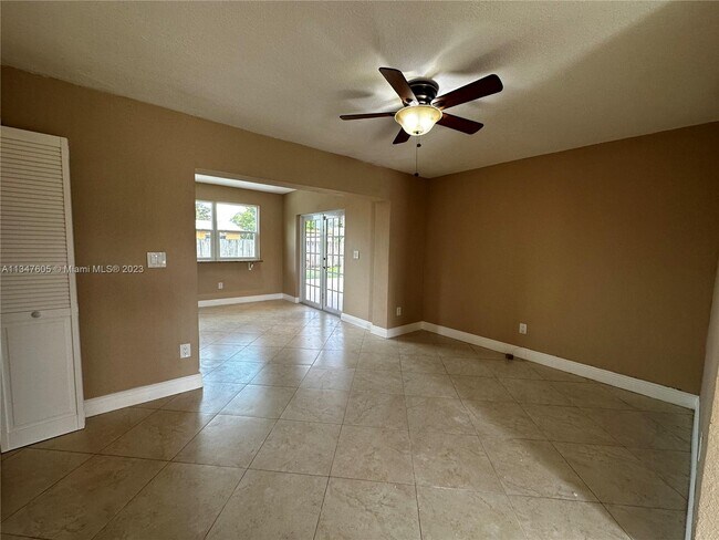 Foto del edificio - 141 NE 212th St