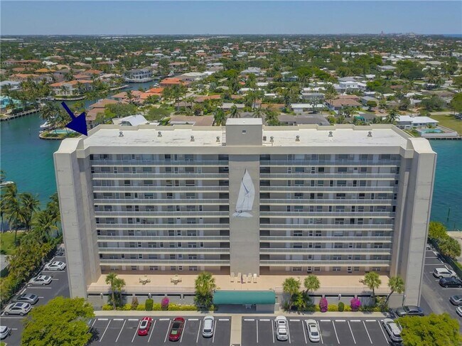 Building Photo - 2611 N Riverside Dr