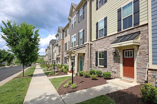 Building Photo - Cascadia Townhome With Included Community ...