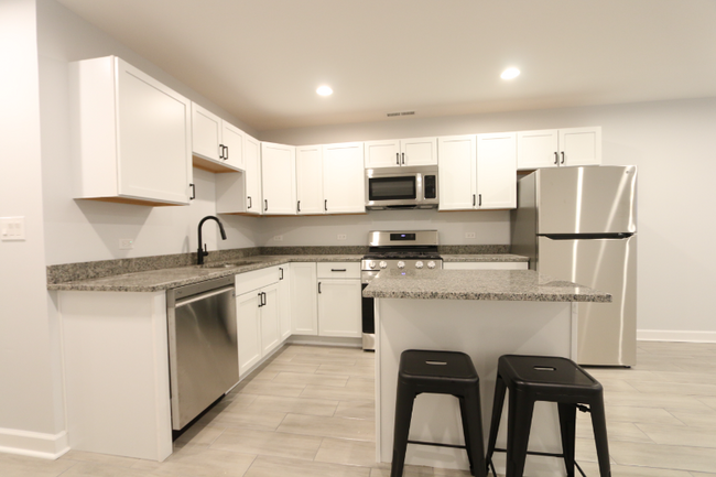 Building Photo - 828 S Oakley Blvd