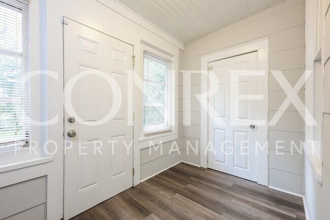 Building Photo - Close To Downtown!