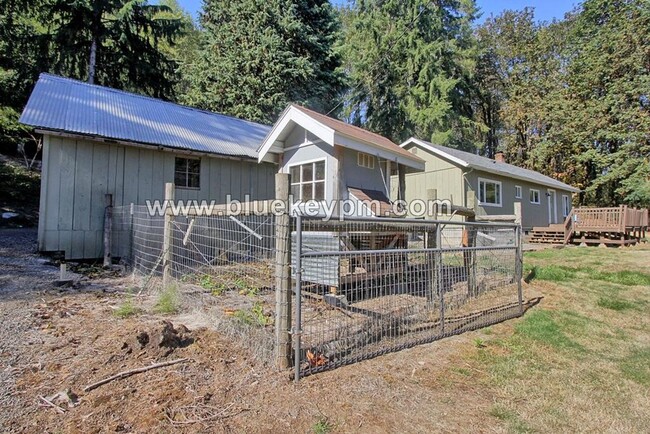 Building Photo - 1 Acre  Hobby Farm with 3 Bed, 1 Bath Home...