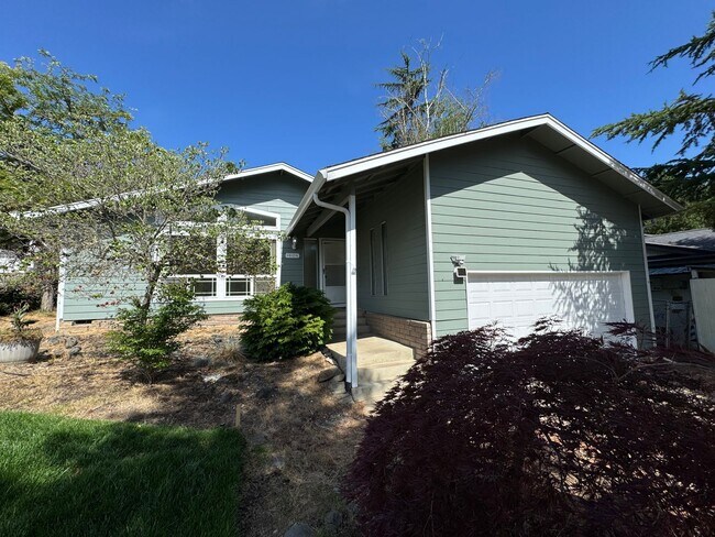 Building Photo - East Roseburg 3 bedroom 2 bath close to Eastwood school