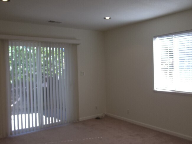 Building Photo - Detached unit located behind single family...