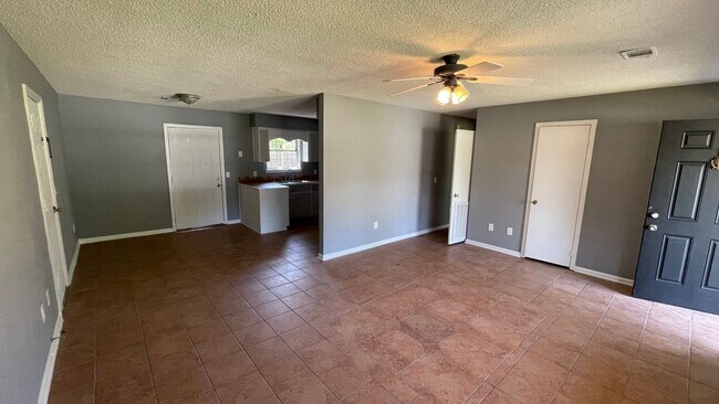 Building Photo - Home For Rent