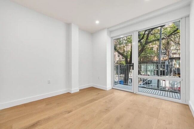 Building Photo - 18 E 13th St