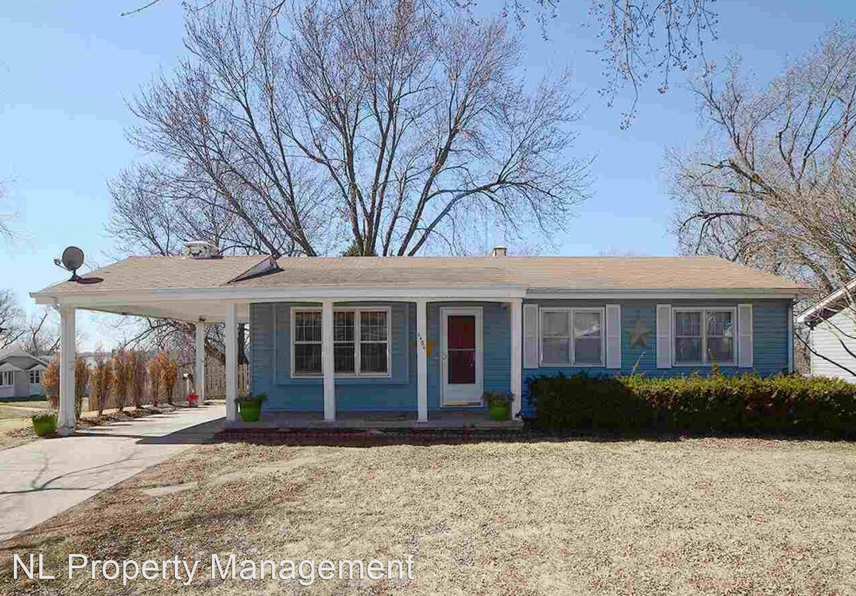 3 br, 2 bath House 5406 N 63rd St House Rental in Omaha, NE