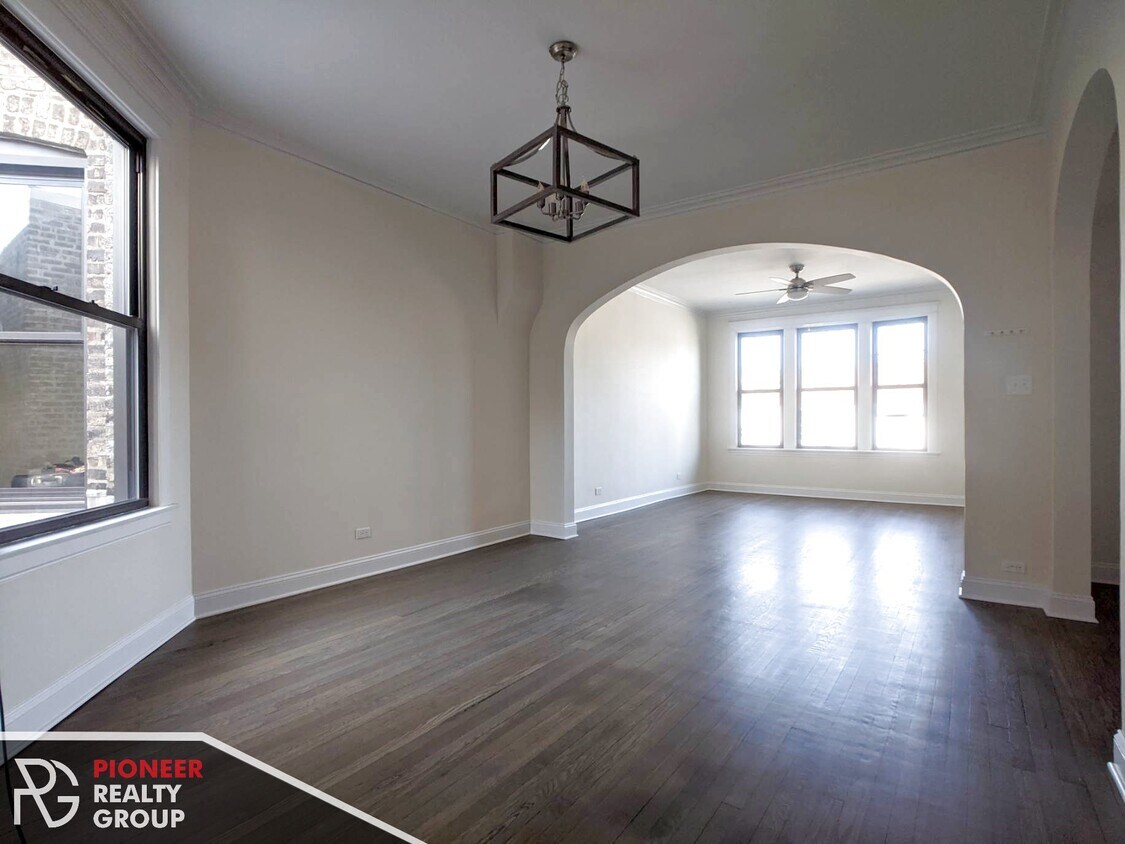 Foto principal - 2894 N Milwaukee Ave