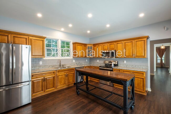Building Photo - 829 Welch St SW