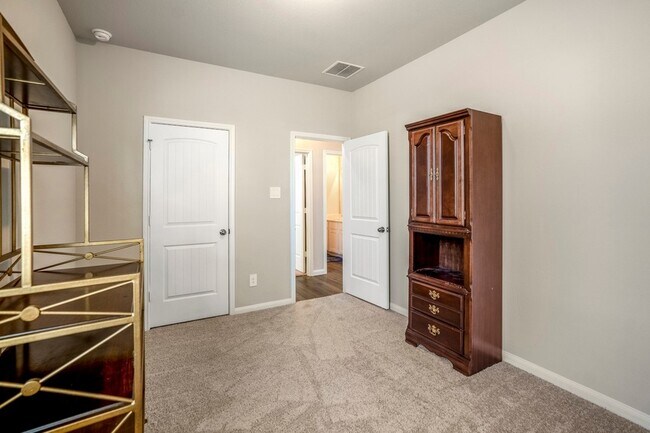 Building Photo - 2816 Madison Dr