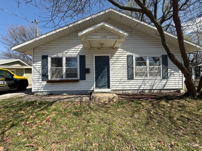 Building Photo - Large Open Floor Plan. 2 Bedroom and 1 Bathroom