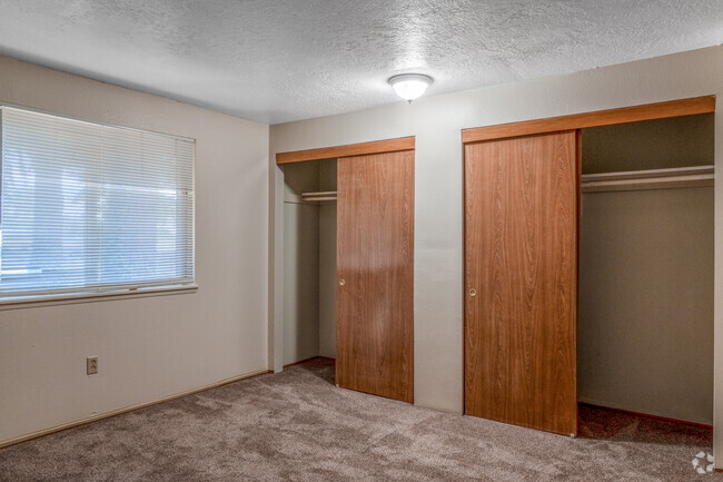 2BR, 2BA, - 1050SF - Master Bedroom - Windsor Court Apartments