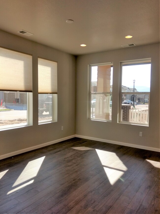 Building Photo - Spectacular 3 BED/2.5 BATH West Arvada Tow...