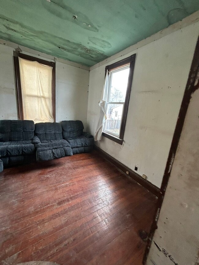 Building Photo - 106 S Benton St