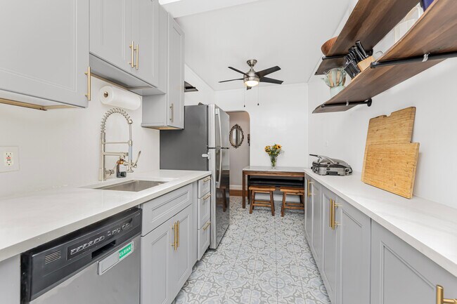 Building Photo - 306 E Mosholu Pky S