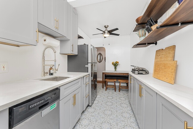 Building Photo - 306 E Mosholu Pky S