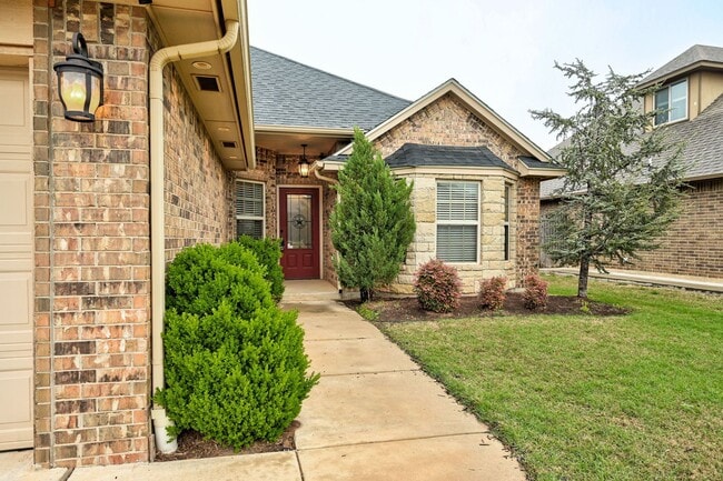 Building Photo - Beautiful & Large 4 Bed 2 Bath Home in Edm...
