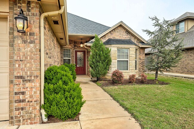 Foto del edificio - Beautiful & Large 4 Bed 2 Bath Home in Edmond!