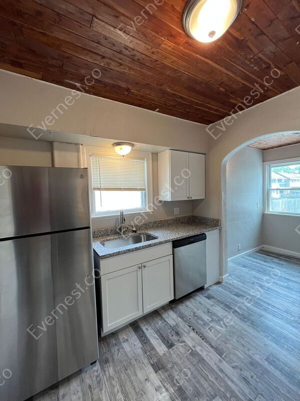 Building Photo - 1611 Hagley Rd