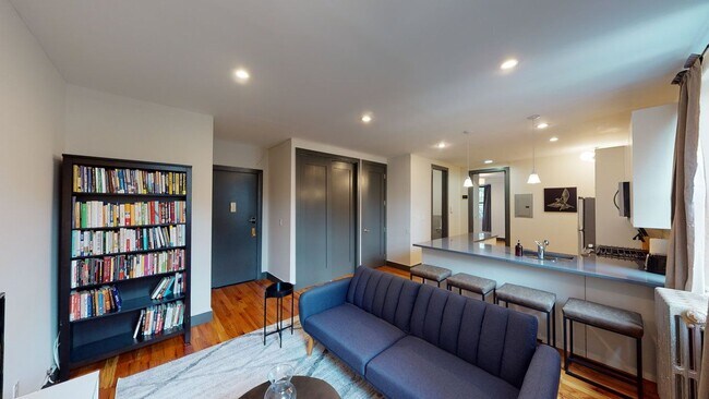 Building Photo - Queen room in 5-bed/2.0-bath Home